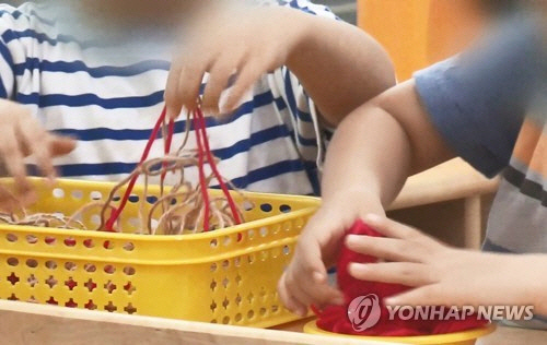 어린이집에서 놀이하는 아동 ※사진은 기사 본문과 직접 관련 없음. [연합뉴스]